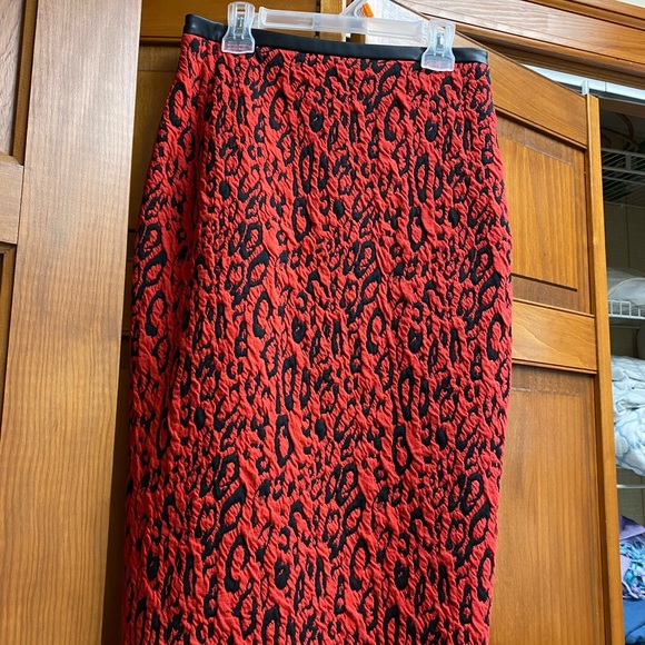 Crop top and pencil skirt - Picture 2 of 3